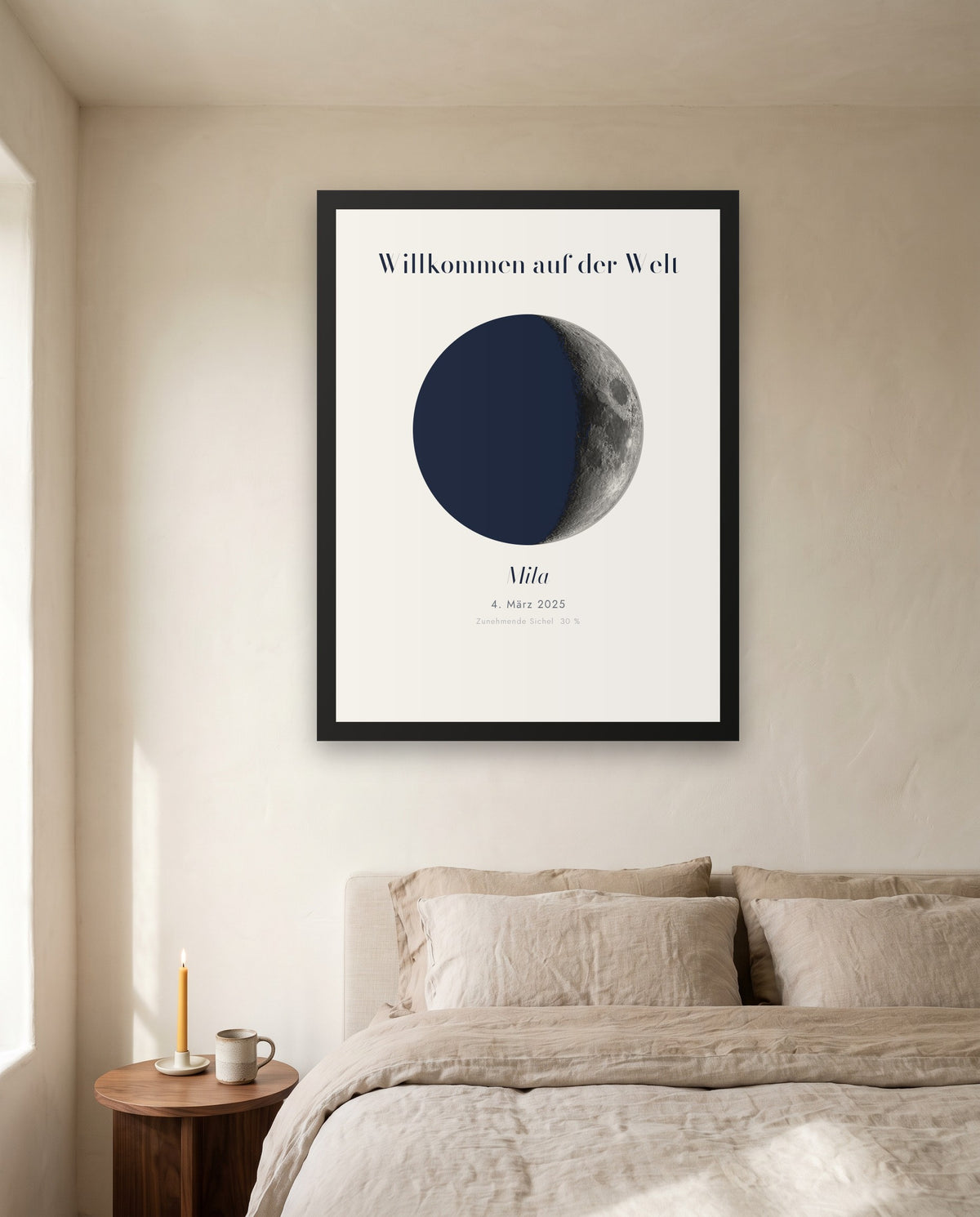 Poster Dein Mond im schwarzen Rahmen über einem Bett