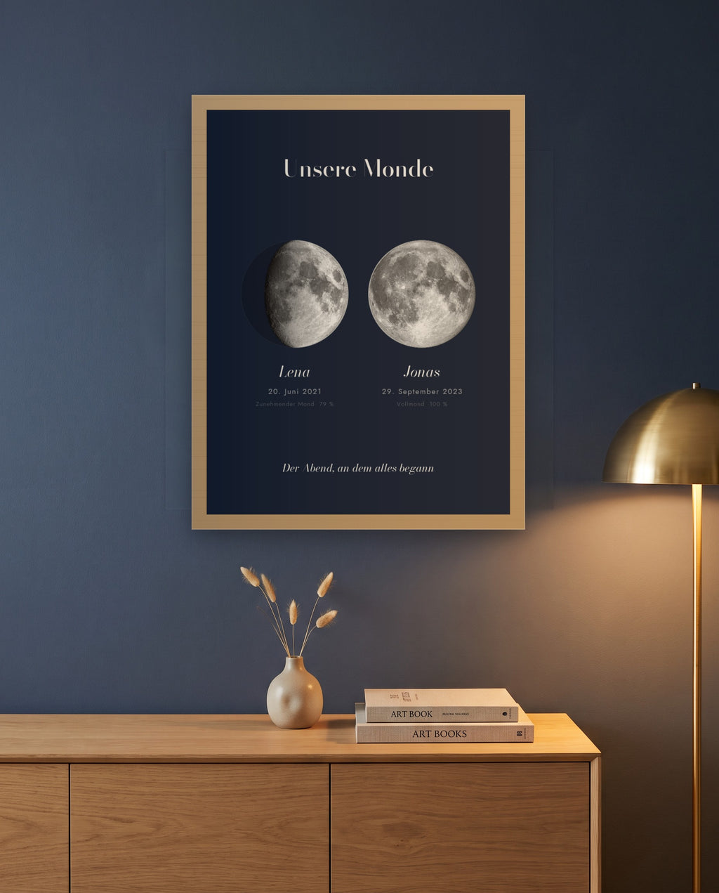 Poster Unsere Monde im Naturholzrahmen über einem Sideboard